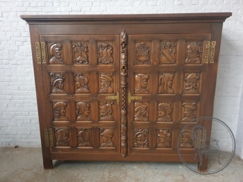 Старинный высокий дубовый комод в готическом стиле с тематической резьбой код. BE4117992