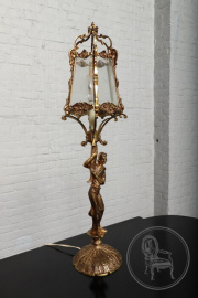 Старинная бронзовая настольная лампа в виде женской фигуры код. BE73218