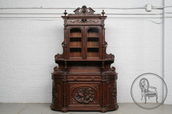 Антикварная горка буфет в охотничьем стиле с гнутыми фасадами код. BE106941