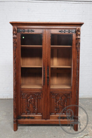 Антикварный готический шкаф из дуба с металлическими накладками код. BE3259475