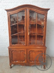 Антикварный шкаф с изогнутыми линиями фасада и ножками-кабриоль код. BE4165789