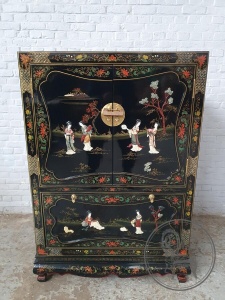 картинка Старинный высокий комод в восточном стиле с росписью салоне старинных вещей "Шебби" являющийся официальным дистрибьютором в России и Беларуси