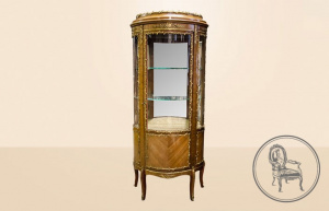 картинка Антикварная витрина салоне старинных вещей "Шебби" являющийся официальным дистрибьютором в России и Беларуси