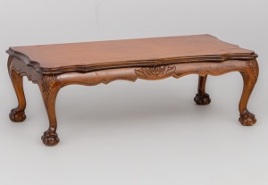 картинка Старинный консольный столик из красного дерева салоне старинных вещей "Шебби" являющийся официальным дистрибьютором в России и Беларуси