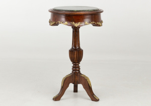 картинка Антикварный столик салоне старинных вещей "Шебби" являющийся официальным дистрибьютором в России и Беларуси