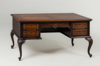 Старинный письменный стол на изящных резных ножках код. RM4101731