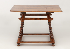 картинка Антикварный столик салоне старинных вещей "Шебби" являющийся официальным дистрибьютором в России и Беларуси