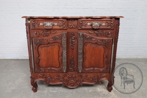 картинка Антикварный комод с объемной цветочной резьбой салоне старинных вещей "Шебби" являющийся официальным дистрибьютором в России и Беларуси