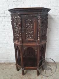 Антикварный поставец в готическом стиле с барельефами и латунными накладками код. BE4096779