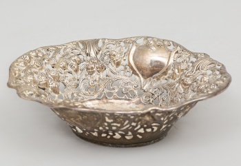 Старинная посеребренная сухарница с резными розовыми бутонами код. RM4101407