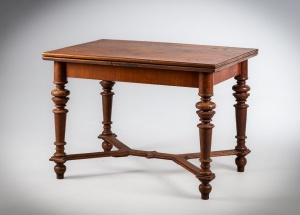 картинка Антикварный ореховый раздвижной стол салоне старинных вещей "Шебби" являющийся официальным дистрибьютором в России и Беларуси