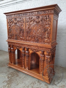 картинка Антикварный ореховый комод с изящной резьбой салоне старинных вещей "Шебби" являющийся официальным дистрибьютором в России и Беларуси