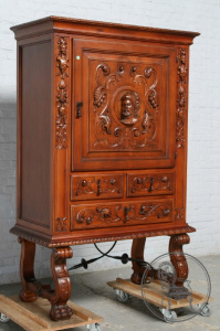 картинка Антикварный бар салоне старинных вещей "Шебби" являющийся официальным дистрибьютором в России и Беларуси