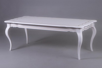 Старинный белый стол с изогнутым краем столешницы и фигурными ножками код. RM4101194