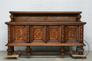 картинка Старинный дубовый комод с растительным и антропоморфным орнаментом салоне старинных вещей "Шебби" являющийся официальным дистрибьютором в России и Беларуси