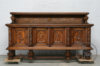 Старинный дубовый комод с растительным и антропоморфным орнаментом код. BE4096776