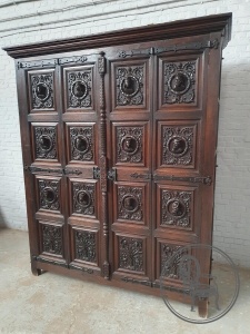 картинка Антикварный шкаф с двумя створками с мужскими и женскими барельефами салоне старинных вещей "Шебби" являющийся официальным дистрибьютором в России и Беларуси