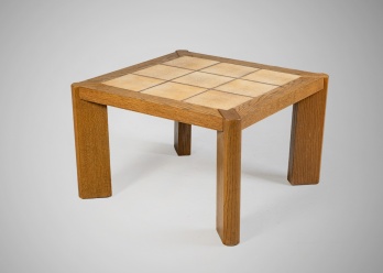 Старинный столик со вставками из терракотовых платок код. RM4166108