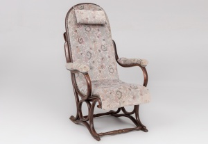 картинка Старинное мягкое кресло с изогнутым деревянным каркасом в светлой обивке салоне старинных вещей "Шебби" являющийся официальным дистрибьютором в России и Беларуси