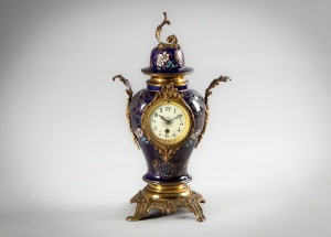 картинка Антикварные каминные часы из фарфора, декорированные тонкой золоченой бронзой салоне старинных вещей "Шебби" являющийся официальным дистрибьютором в России и Беларуси