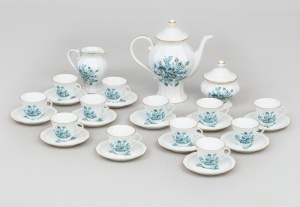 картинка Старинный белоснежный фарфоровый сервиз с позолотой салоне старинных вещей "Шебби" являющийся официальным дистрибьютором в России и Беларуси