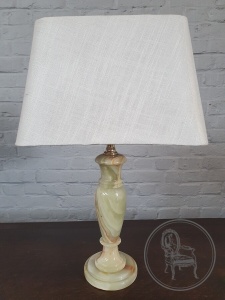 картинка Старинная настольная лампа с основанием из оникса салоне старинных вещей "Шебби" являющийся официальным дистрибьютором в России и Беларуси