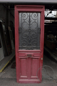 картинка Антикварная входная дверь салоне старинных вещей "Шебби" являющийся официальным дистрибьютором в России и Беларуси