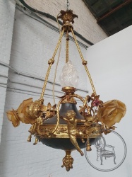 Старинная люстра, украшенная бронзовыми фигурками путти код. BE4145846