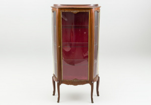 картинка Старинная витрина салоне старинных вещей "Шебби" являющийся официальным дистрибьютором в России и Беларуси