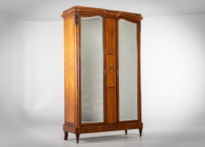 картинка Антикварный шкаф с зеркальными дверцами, декорированный маркетри салоне старинных вещей "Шебби" являющийся официальным дистрибьютором в России и Беларуси