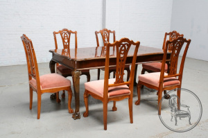 картинка Антикварный столовый гарнитур салоне старинных вещей "Шебби" являющийся официальным дистрибьютором в России и Беларуси