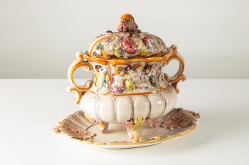 Старинное блюдо и супница на ножках с лепниной код. RM4103084