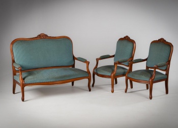 Старинный комплект мебели для гостиной: диван и кресла с плоской спинкой (2 шт.), декорированные рельефной резьбой код.&nbsp;RM4136307