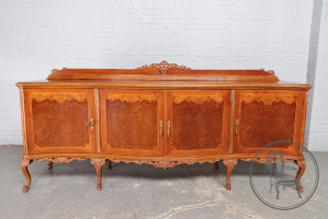 картинка Старинный комод из ореха с четырьмя дверцами салоне старинных вещей "Шебби" являющийся официальным дистрибьютором в России и Беларуси