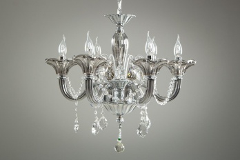 Старинная люстра с прозрачными стеклянными рожками и подвесками код. RM4107094