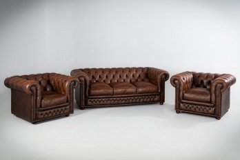 Старинный кожаный мебельный гарнитур: диван и два кресла "Честерфилд" в обивке из натуральной кожи код. RM4165159