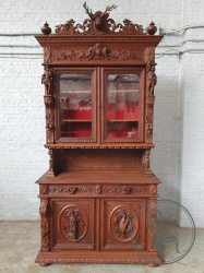 Антикварный буфет с барельефной резьбой в виде охотников и с птицами на филенках код. BE4096701