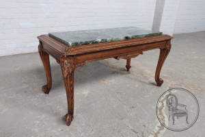 картинка Антикварный кофейный столик салоне старинных вещей "Шебби" являющийся официальным дистрибьютором в России и Беларуси