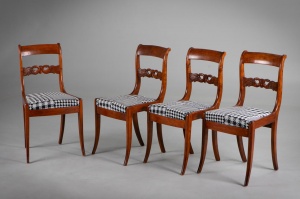 картинка Антикварные стулья (4 шт.) из вишни с резной спинкой салоне старинных вещей "Шебби" являющийся официальным дистрибьютором в России и Беларуси