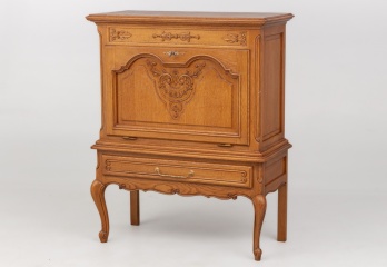 Старинный комод с откидной дверцей, декорированный резьбой код. RM4100607