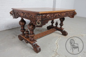 картинка Антикварный дубовый письменный стол с резным подстольем салоне старинных вещей "Шебби" являющийся официальным дистрибьютором в России и Беларуси