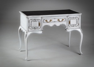 картинка Старинный письменный стол с кожаным верхом салоне старинных вещей "Шебби" являющийся официальным дистрибьютором в России и Беларуси