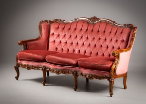 картинка Старинная скамейка с бархатной обивкой салоне старинных вещей "Шебби" являющийся официальным дистрибьютором в России и Беларуси