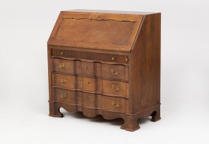 картинка Старинный дубовый секретер салоне старинных вещей "Шебби" являющийся официальным дистрибьютором в России и Беларуси