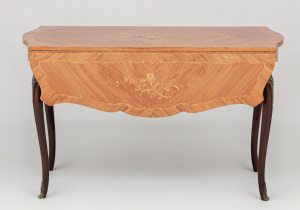 картинка Старинный раскладной столик салоне старинных вещей "Шебби" являющийся официальным дистрибьютором в России и Беларуси