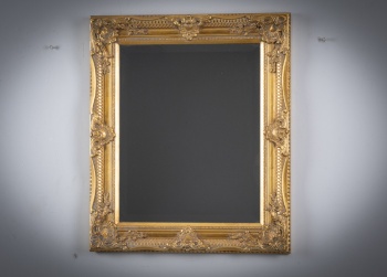 Старинное зеркало с фацетом в резной деревянной раме с позолотой код.&nbsp;RM4165730