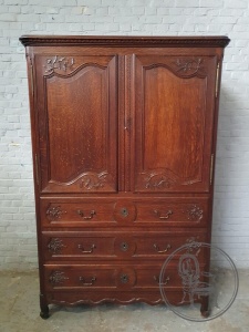 картинка Антикварный шкаф, декорированный сдержанной витиеватой резьбой салоне старинных вещей "Шебби" являющийся официальным дистрибьютором в России и Беларуси