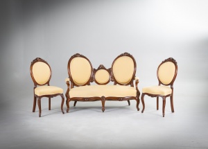 картинка Антикварный комплект для гостиной: диван и кресла (2 шт.), декорированные резьбой салоне старинных вещей "Шебби" являющийся официальным дистрибьютором в России и Беларуси