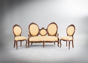 Антикварный комплект для гостиной: диван и кресла (2 шт.), декорированные резьбой код.&nbsp;RM4165705