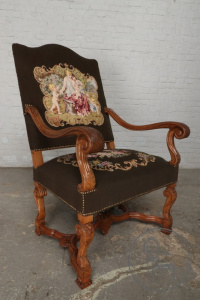 картинка Антикварное дубовое кресло с гобеленом с античным сюжетом салоне старинных вещей "Шебби" являющийся официальным дистрибьютором в России и Беларуси